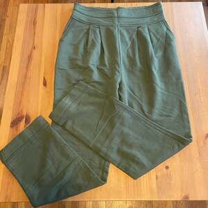 Saturday Sunday Anthropologie NWT Army Green Pleated Tapered Jogger Pants Small